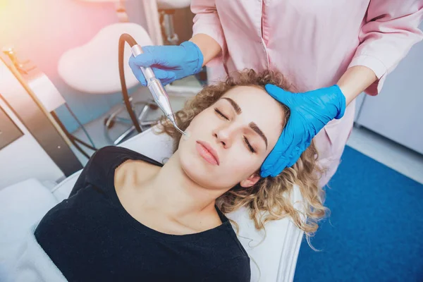 Joven Está Relajando Spa Fisioterapia —  Fotos de Stock