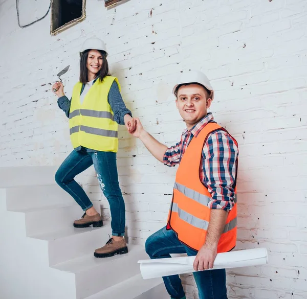 Coppia Felice Che Riparazioni Casa Loro Ristrutturazione Casa — Foto Stock