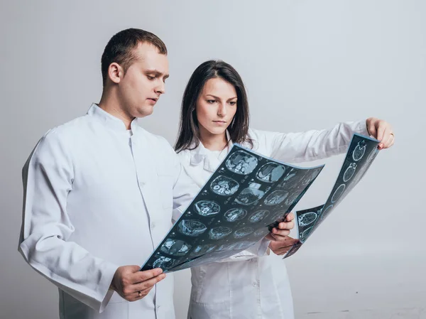 Médicos Examinam Atentamente Ressonância Magnética Paciente Antes Parede Branca — Fotografia de Stock