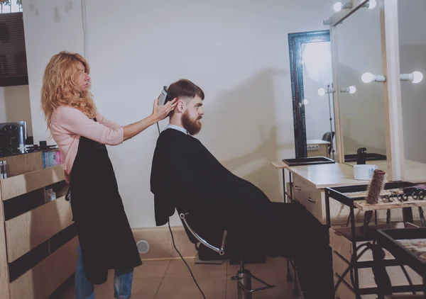 Cabeleireiro Faz Penteado Para Jovem — Fotografia de Stock