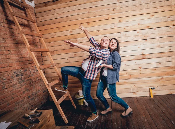 Šťastný Pár Making Opraví Jejich Domova Renovaci Domů — Stock fotografie