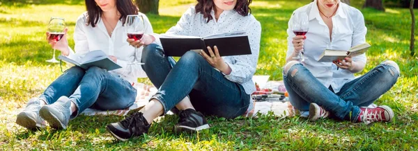 Junge Schöne Mädchen Mit Einem Glas Rotwein Park — Stockfoto