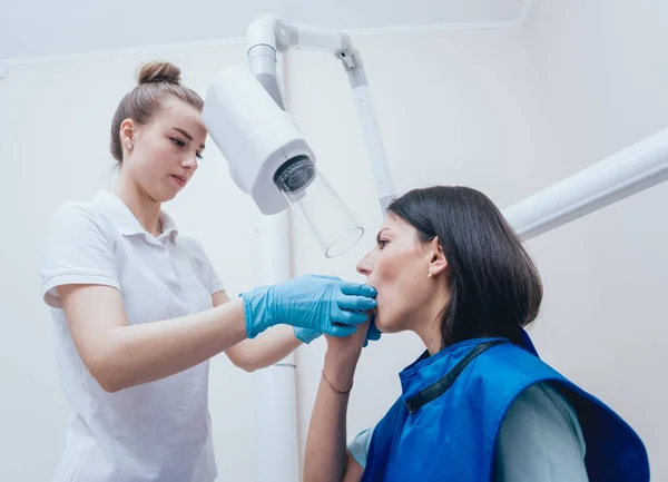 Dentist Make Ray Image Young Woman Dental Clinic Aiming Dental — Stock Photo, Image
