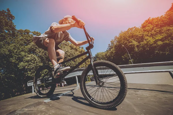 Genç Bmx sürücüsü hileci vasıl skatepark gerçekleştirme.