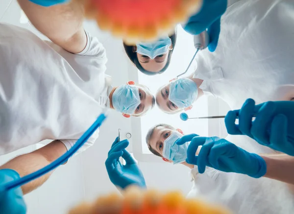 Чотири Стоматолога Уніформі Виконують Операцію Імплантації Зубів Пацієнта Стоматологічному Кабінеті — стокове фото