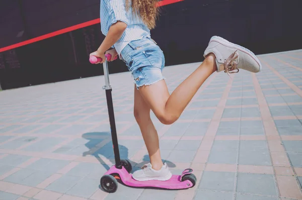 Petite Fille Équitation Scooter Dans Rue Journée Ensoleillée — Photo