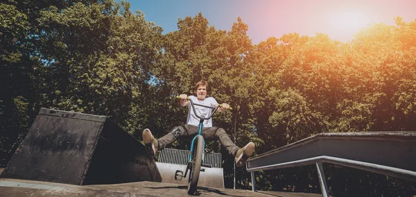 Pengendara Bmx Muda Melakukan Trik Skatepark — Stok Foto