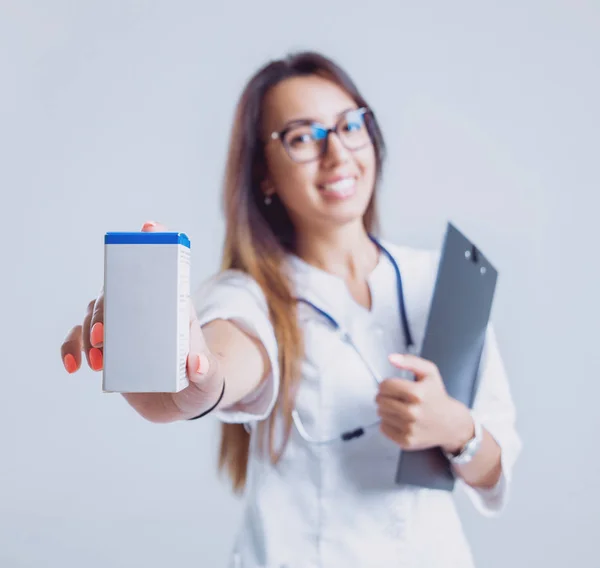 Junge Krankenschwester Oder Arzt Brille Mit Stethoskop Gegen Weiße Wand — Stockfoto