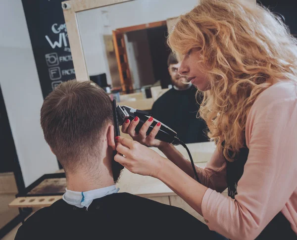 Cabeleireiro Faz Penteado Para Jovem — Fotografia de Stock