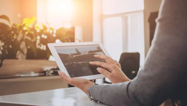 Femme Travaillant Avec Tablette Bureau — Photo