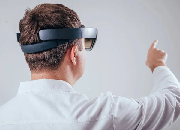 Doctor Uses Augmented Reality Goggles Modern Technology — Stock Photo, Image