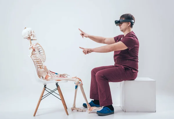 Doutor Usa Óculos Realidade Aumentada Para Examinar Esqueleto Humano — Fotografia de Stock