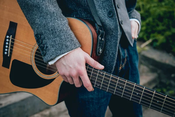 Mão Segurando Guitarra Acústica Mangas Jaqueta Com Botões Camisa — Fotografia de Stock