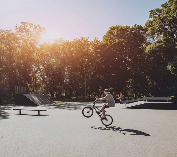 Kiev, Ukrayna - Temmuz 2017: Şirket skatepark genç adamdan üstünde Bmx