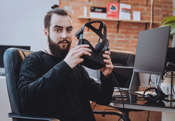 Joven Con Barba Con Gafas Realidad Virtual Oficina — Foto de Stock