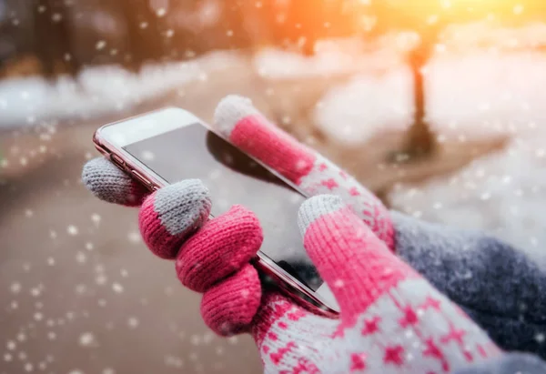 Жінка Використовує Смартфон Рожевими Рукавичками Сенсорних Екранів Взимку — стокове фото