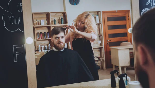 Cabeleireiro Faz Penteado Para Jovem — Fotografia de Stock