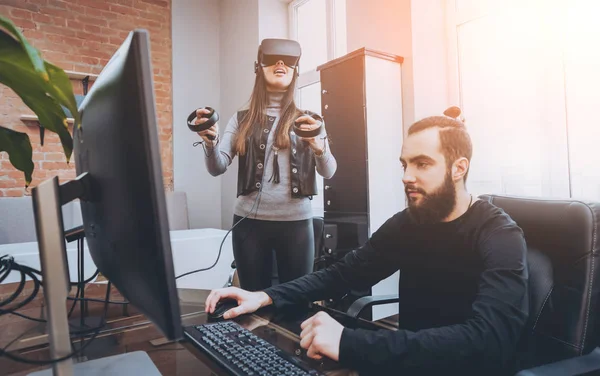 Vr gözlük test ve having fun kadın yaratıcı Ofis çalışanları ile genç adam