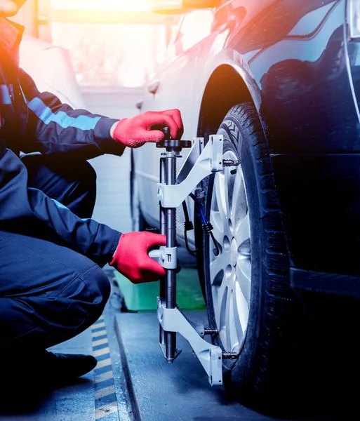 Mecánico Del Coche Instalando Sensor Durante Ajuste Suspensión Trabajos Alineación — Foto de Stock