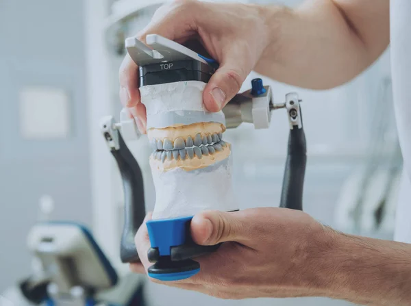 Tandtekniker Som Arbetar Med Artikulator Dentallaboratorium — Stockfoto