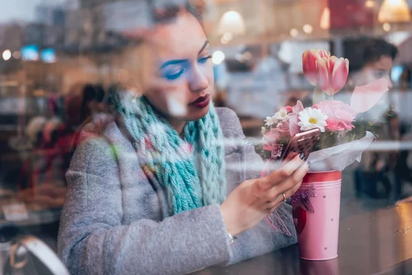 Mladá Žena Restauraci Pro Dospělé Zasněné Dívky Při Pohledu Přes — Stock fotografie