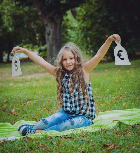 Bambina Che Tiene Cartelli Pubblicitari Finanziari Nel Parco — Foto Stock