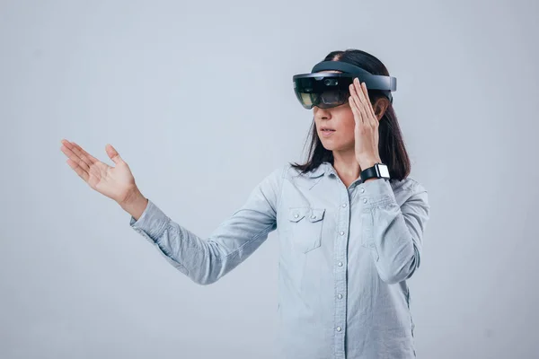 Woman Wearing Augmented Reality Goggles Studio — Stock Photo, Image