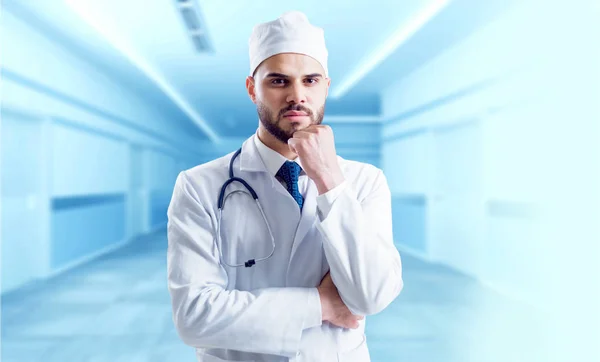 Joven Médico Posando Hospital —  Fotos de Stock