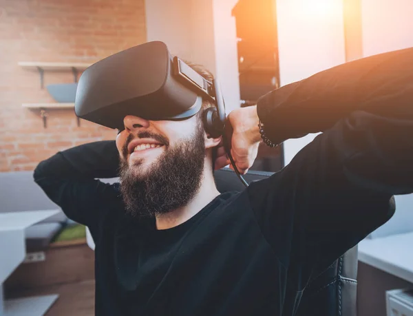 Joven Con Barba Con Gafas Realidad Virtual Oficina — Foto de Stock