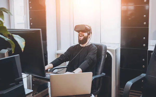 Joven Con Barba Con Gafas Realidad Virtual Oficina — Foto de Stock