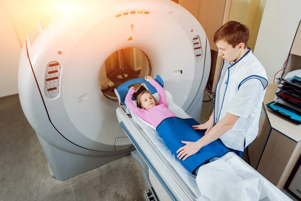 Equipo Médico Médico Caucásico Masculino Paciente Niña Sala Tomografía Computarizada — Foto de Stock