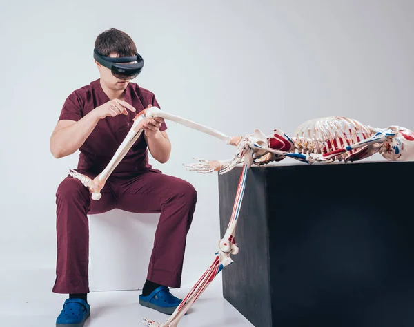Lekarz Używa Rozszerzonej Rzeczywistości Gogle Badania Ludzkiego Szkieletu — Zdjęcie stockowe