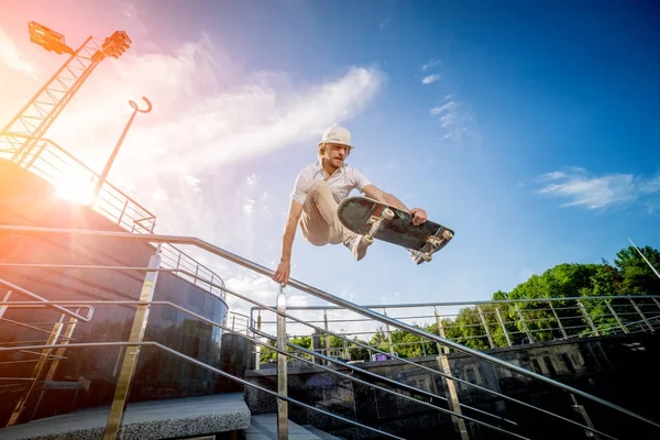 Skateboardista Cvičení Skákání Ulicích — Stock fotografie