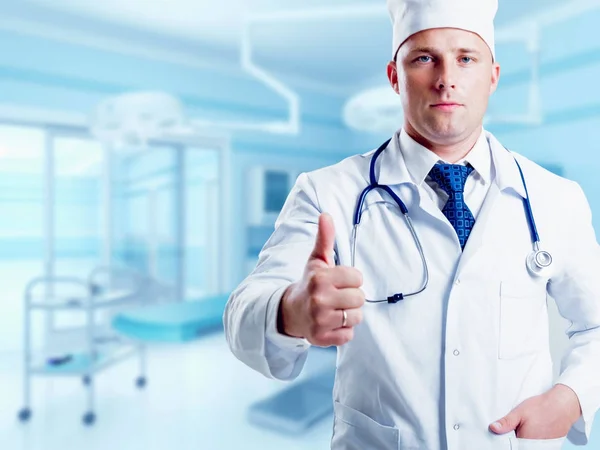 Erwachsene Kaukasische Blauäugige Arzt Posiert Auf Krankenhaus Hintergrund — Stockfoto