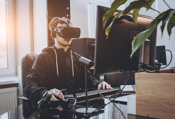 Joven Con Auriculares Realidad Virtual Oficina — Foto de Stock