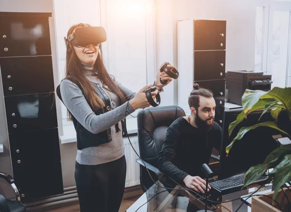 Hombre Joven Con Mujeres Trabajadoras Oficina Creativas Probando Gafas Divirtiéndose — Foto de Stock