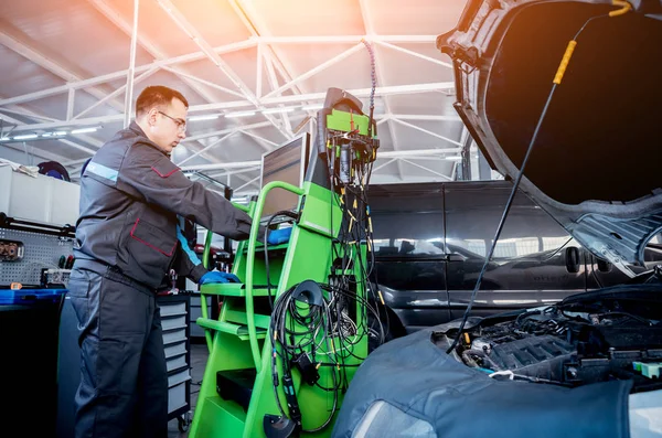 Mecánico Profesional Automóviles Que Trabaja Servicio Reparación Automóviles Diagnóstico Del — Foto de Stock