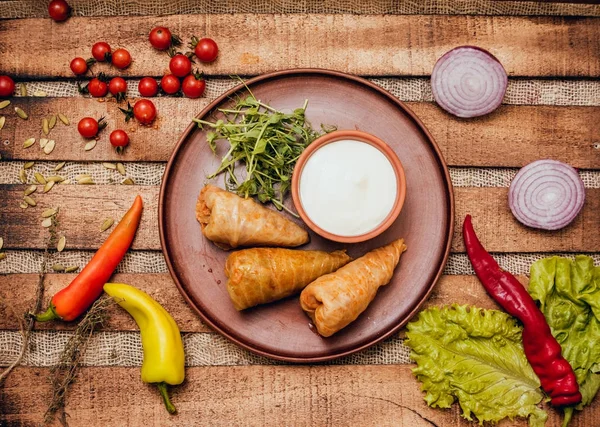 Lezzetli et ekşi krema ve salata ile ahşap masa üzerinde rulo