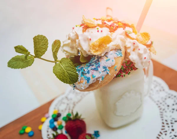 Krema, şeker kırıntı, çörek ve taze çilek Çilek milkshake bardak