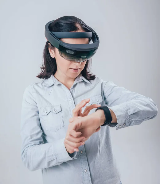 Mujer Con Gafas Realidad Aumentada Aislada Blanco — Foto de Stock