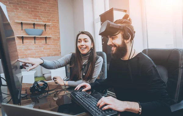 Hombre Joven Con Mujeres Trabajadoras Oficina Creativas Probando Gafas Divirtiéndose — Foto de Stock