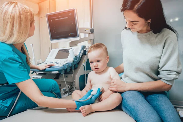 Lékař Dítě Dívka Matkou Ultrazvukové Diagnostice Lékařské Vybavení Sonografie — Stock fotografie