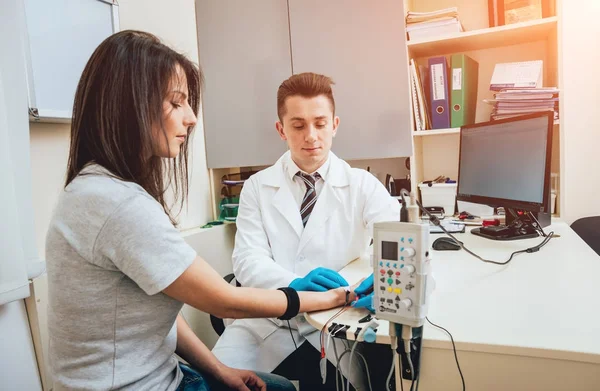 Test Dei Nervi Dei Pazienti Con Elettromiografia Visita Medica Emg — Foto Stock