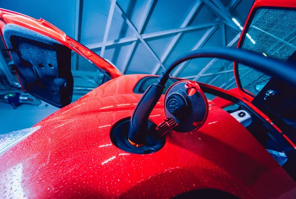 Arabayı Hizmetindeki Bir Elektrikli Araç Şarj Otomobil Geleceği Kırmızı Renk — Stok fotoğraf
