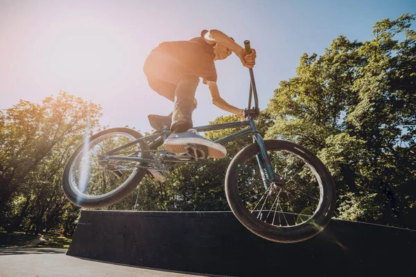 Молодой Bmx Всадник Выполняющий Трюки Скейтпарке — стоковое фото