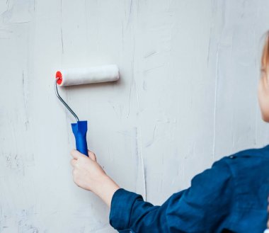 Onarım veya inşaat oynarken örgüler ile küçük neşeli kız