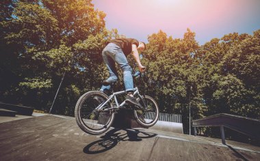 Genç Bmx sürücüsü hileci vasıl skatepark gerçekleştirme.