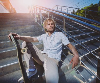 Pratik ve sokaklarda atlama kaykaycı