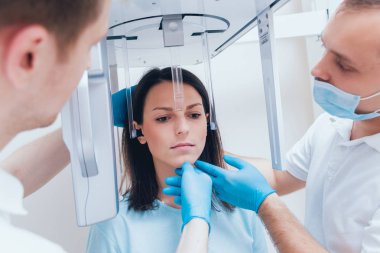 X-ray makinesi hasta kalan genç kadın. Panoramik Radyografi