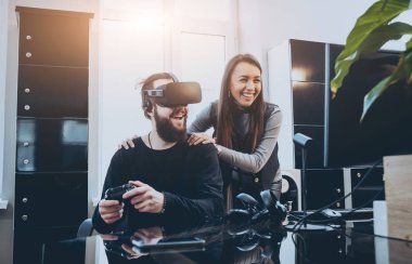 Vr gözlük test ve having fun kadın yaratıcı Ofis çalışanları ile genç adam